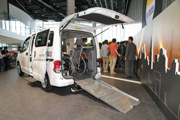日産 NV200バネット タクシー[日本仕様]　リア部には、車いすが容易に積み込めるスロープが装備される。