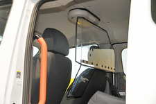 日産 NV200バネット タクシー[日本仕様]　運転手と乗客間のパーテンションはNYタクシー仕様車に比べて極めて簡素。