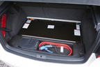 VW ゴルフ ブルー e モーション　バッテリーパックはリアトランク床下に加え、リアシート下、センタートンネル内に設置され、後席の足元などの居住性には影響を及ぼしていない。