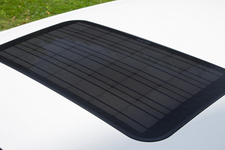 VW ゴルフ ブルー e モーション　ソーラーパネルが組み込まれたサンルーフ。太陽光の電力で換気システムが作動する。
