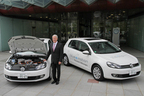 フォルクスワーゲンの電気自動車「VW ゴルフ ブルー e モーション」とDr.ルドルフ・クレープス氏