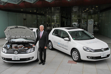 フォルクスワーゲンの電気自動車「VW ゴルフ ブルー e モーション」とDr.ルドルフ・クレープス氏
