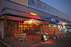 「Pizzeria Veicolo(ピッツェリア・ヴィーコロ)」[千葉県千葉市美浜区]　夜の雰囲気もイイ感じ。