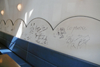 「Pizzeria Veicolo(ピッツェリア・ヴィーコロ)」[千葉県千葉市美浜区]　店内ではライブが行われることも度々。ここで演奏した歴代のミュージシャンたちのサインが壁に。