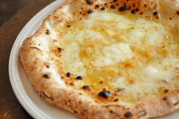 「Pizzeria Veicolo(ピッツェリア・ヴィーコロ)」[千葉県千葉市美浜区]　パルミジャーノ、モッツァレッラ、2種類のチーズで出来たピッツァ・ビアンカ