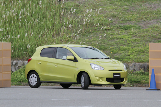 三菱 ミラージュ[プロトタイプ]　縦列駐車をテスト中