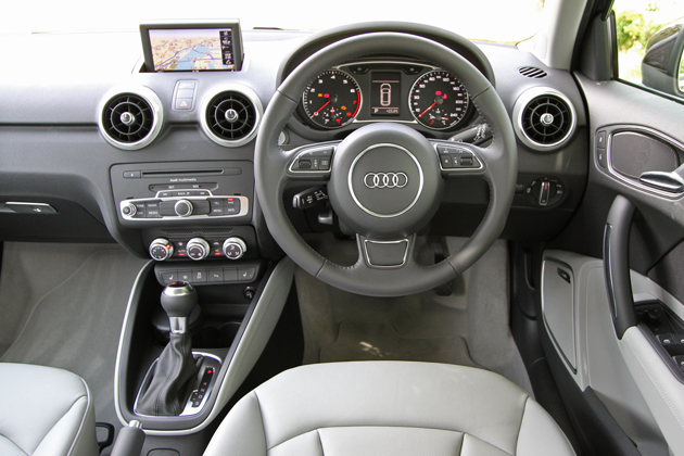 アウディ A1 スポーツバック[シートカラー：チタニウムグレー／本革(ミラノ)(オプション)]　運転席・コックピット周り