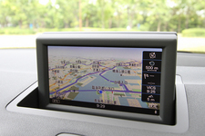 アウディ A1 スポーツバック 「MMI(マルチメディアインターフェイス) 3G Plus」6.5インチ格納式TFTカラーディスプレイ+HDDナビゲーションシステム