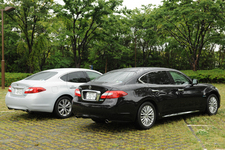 (左)フーガハイブリッド/(右)新型シーマハイブリッド