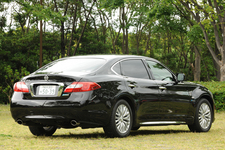 日産 新型シーマハイブリッド リアイメージ