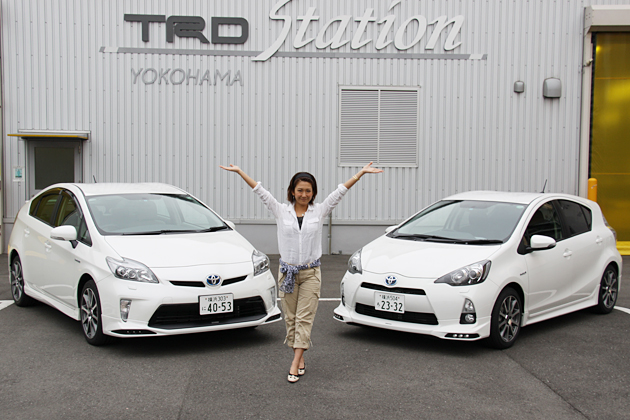 今井優杏さんとプリウス TRD スポルティーボ（左）／アクア TRD スポルティーボ（右）