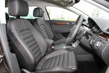 フォルクスワーゲン パサート オールトラック　フロントシートは最高級ナパレザー スポーツシートを採用