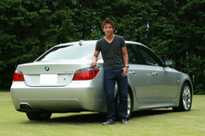 平中克幸選手と愛車のBMW 525i Mスポーツ