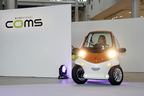 超小型電気自動車 トヨタ車体「COMS(コムス)」発表会　オープニング、舞台際より2台のコムスが登場！