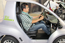 トヨタ車体 新型「COMS(コムス)」試乗会　身長180cmの編集部員が乗っても余裕十分な室内空間。