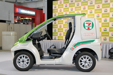 セブンイレブンロゴがあしらわれた、新型「コムス」　その名も「セブンらくらくお届け便」