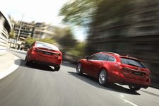 （左）新型「マツダ アテンザ（Mazda6）ワゴン」【欧州仕様車】／（右）新型「マツダ アテンザ（Mazda6）」【欧州仕様車】