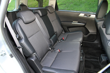スバル 新型エクシーガ(EXIGA 2012年モデル)リアシート(2列目シート)