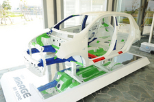 三菱 新型 ミラージュは構造の最適化と高張力鋼板採用により、従来モデルに対し約7%の軽量化を実現し、低燃費化に寄与している(※コルトの高張力鋼板採用比率をミラージュに当てはめた重量比)