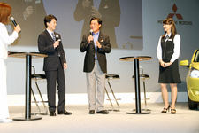 [「乗ってミラージュ！」TVCM]なぜかステージに上げられた、三菱自動車工業の益子社長