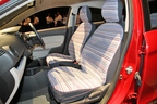 三菱 新型 ミラージュ　ディーラーオプション「コンフォートパッケージ」に装着されるマルチストライプ柄のシートカバー