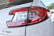 ルノー 新型 メガーヌ エステート GT リアコンビランプを良く見ると・・・ひし形の「ルノー」マークがちりばめられている!