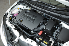 トヨタ 新型オーリス エンジンルーム