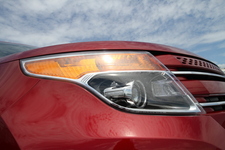 ヘッドライトプロジェクターの横にはEXPLORERのロゴが入る【フォード エクスプローラー 2013年モデル】