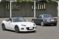 マツダ 新型 ロードスター RS[ボディカラー：クリスタルホワイトマイカ](左)と、新型 ロードスター RS RHT[ボディカラー：ドルフィングレーマイカ](右)