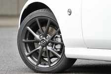 マツダ 新型 ロードスター RS[ボディカラー：クリスタルホワイトマイカ]　205/45R17タイヤ+ダークガンメタリック塗装17インチアルミホイール