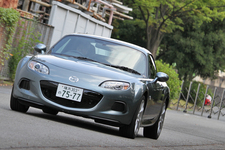 マツダ 新型 ロードスター RS RHT[ボディカラー：ドルフィングレーマイカ]　走行シーン3