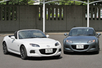 マツダ 新型 ロードスター RS[ボディカラー：クリスタルホワイトマイカ](左)と、新型 ロードスター RS RHT[ボディカラー：ドルフィングレーマイカ](右)　ヘッドランプ周りの色合いの違いに注目