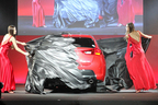 [トヨタ 新型「AURIS(オーリス)」記者発表会]白い布をアンベール･･･ではなく、黒い布を美女2人が「引き裂く」！という大胆な演出でスタート