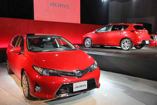 [トヨタ 新型「AURIS(オーリス)」記者発表会]トヨタ 新型 オーリスの2ショット