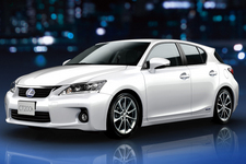 CT200h“version L”(ホワイトパールクリスタルシャイン)<オプション装着車>