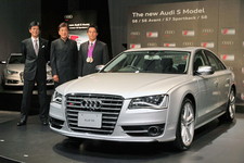 「The new Audi S Model」記者発表会　アウディ ジャパンの大喜多 寛社長、指揮者、佐渡 裕(さどゆたか)さん、ロンドン五輪 水泳男子メダリストの松田丈志選手と、アウディ新型S8。