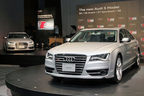 Audi new S8(右)とnew S6(左奥)