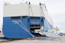 日産九州苅田工場で生産される輸出用の車は、工場内の港からタンカーに積載され出航する。この日はアメリカ西海岸へ向けて出航する6万tタンカーに荷積みされている所を取材【日産 新型ノート 発表会速報】