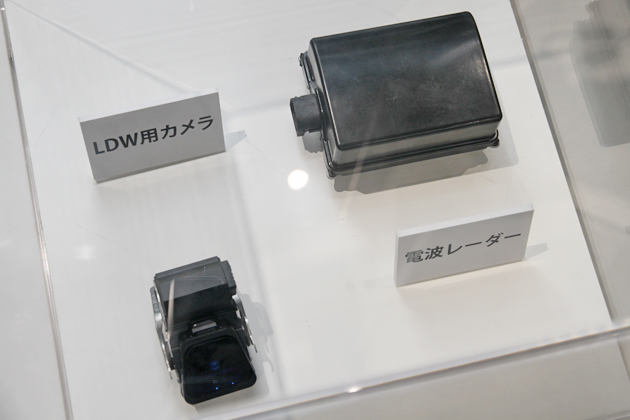 三菱 新型 アウトランダー　予防安全技術「e-Assist(イーアシスト)」システムユニット(カメラユニットと電波レーダー)