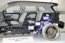 三菱 新型 アウトランダー PHEV(プラグインハイブリッド)　カットボディ・後部