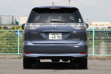 トヨタ エスティマハイブリッド（2012年マイナーチェンジモデル）リアビュー