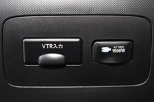 トヨタ エスティマハイブリッド（2012年マイナーチェンジモデル）リアシートの前面に設置されているAC100V（1500W）アクセサリーコンセントとビデオ端子