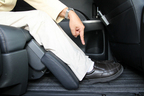 トヨタ エスティマハイブリッド（2012年マイナーチェンジモデル）リアシート[セカンドシート] オットマンはかかとがつく程度が走行中は安全です