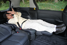 トヨタ エスティマハイブリッド（2012年マイナーチェンジモデル）リアシート[セカンドシート] めいっぱい倒した状態は走行中は危険！