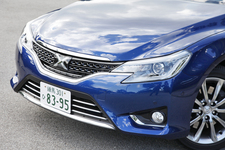 トヨタ 新型 マーク X　PREMIUM(3.5L)[2012年8月マイナーチェンジモデル]　フロントマスク(メッキ塗装フロントロアグリル+メッキモール付きフロントフォグランプ)