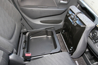 スズキ 新型 ワゴンR FX Limited[FF]　ワゴンR伝統の助手席シートアンダーボックス。取り出すとバケツにもなる！