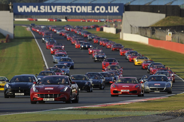 フェラーリ 964台のフェラーリによるパレードがギネス認定 08年の富士スピードウェイ 490台の記録を塗り替える 業界先取り 業界ニュース 自動車ニュース21国産車から輸入車まで Mota