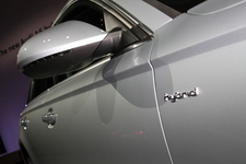 アウディ A6 ハイブリッド 新型車速報