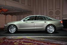 アウディ A6 ハイブリッド 新型車速報