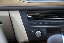 アウディ A6 ハイブリッド 新型車速報